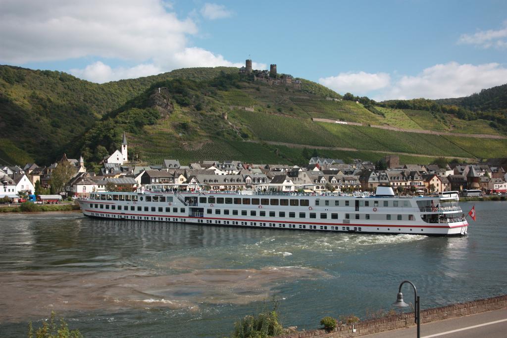 Gaestehaus Burgberg, Weinhaus Fries Kattenes ภายนอก รูปภาพ