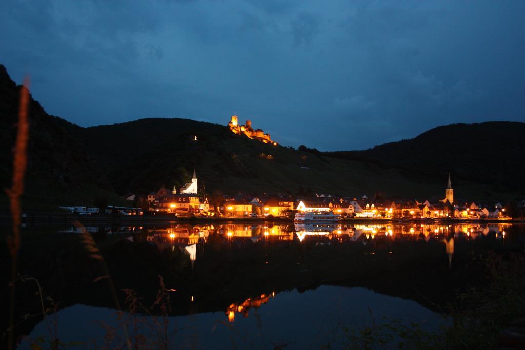 Gaestehaus Burgberg, Weinhaus Fries Kattenes ภายนอก รูปภาพ