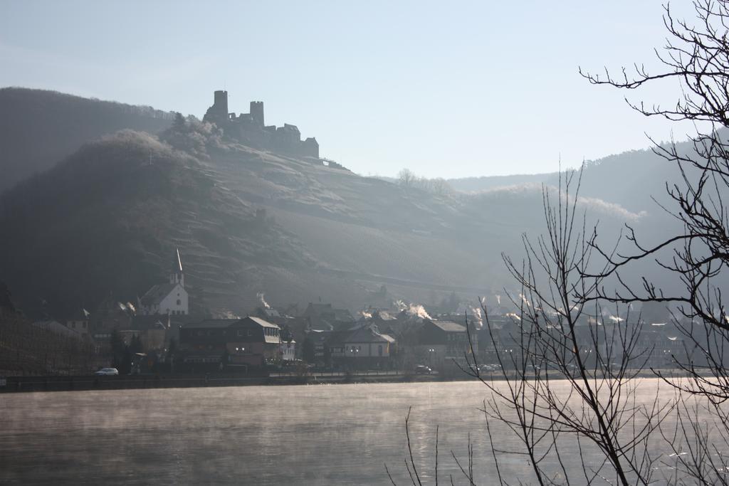 Gaestehaus Burgberg, Weinhaus Fries Kattenes ภายนอก รูปภาพ