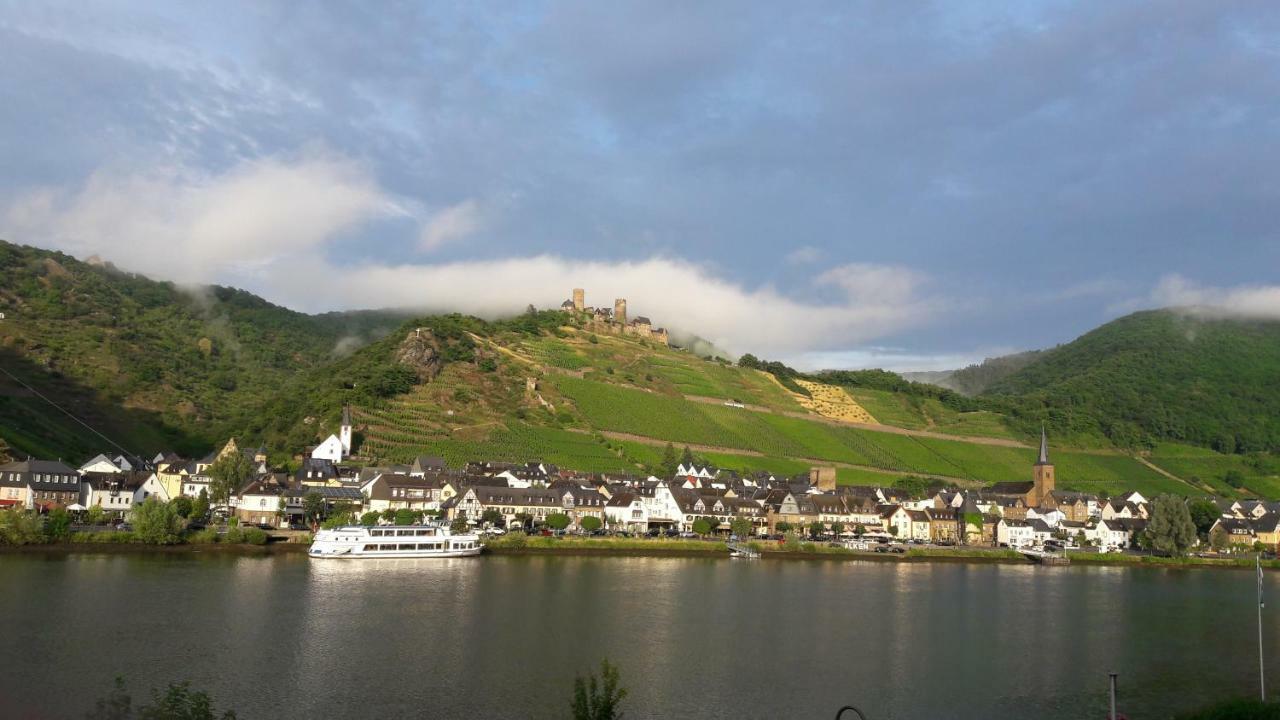 Gaestehaus Burgberg, Weinhaus Fries Kattenes ภายนอก รูปภาพ